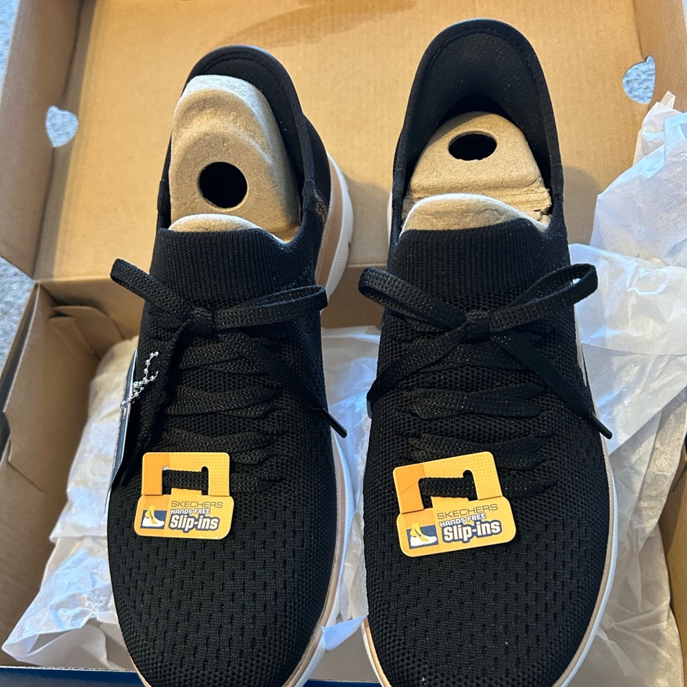 Skechers SUMMIT slip on sneakers 7.5.